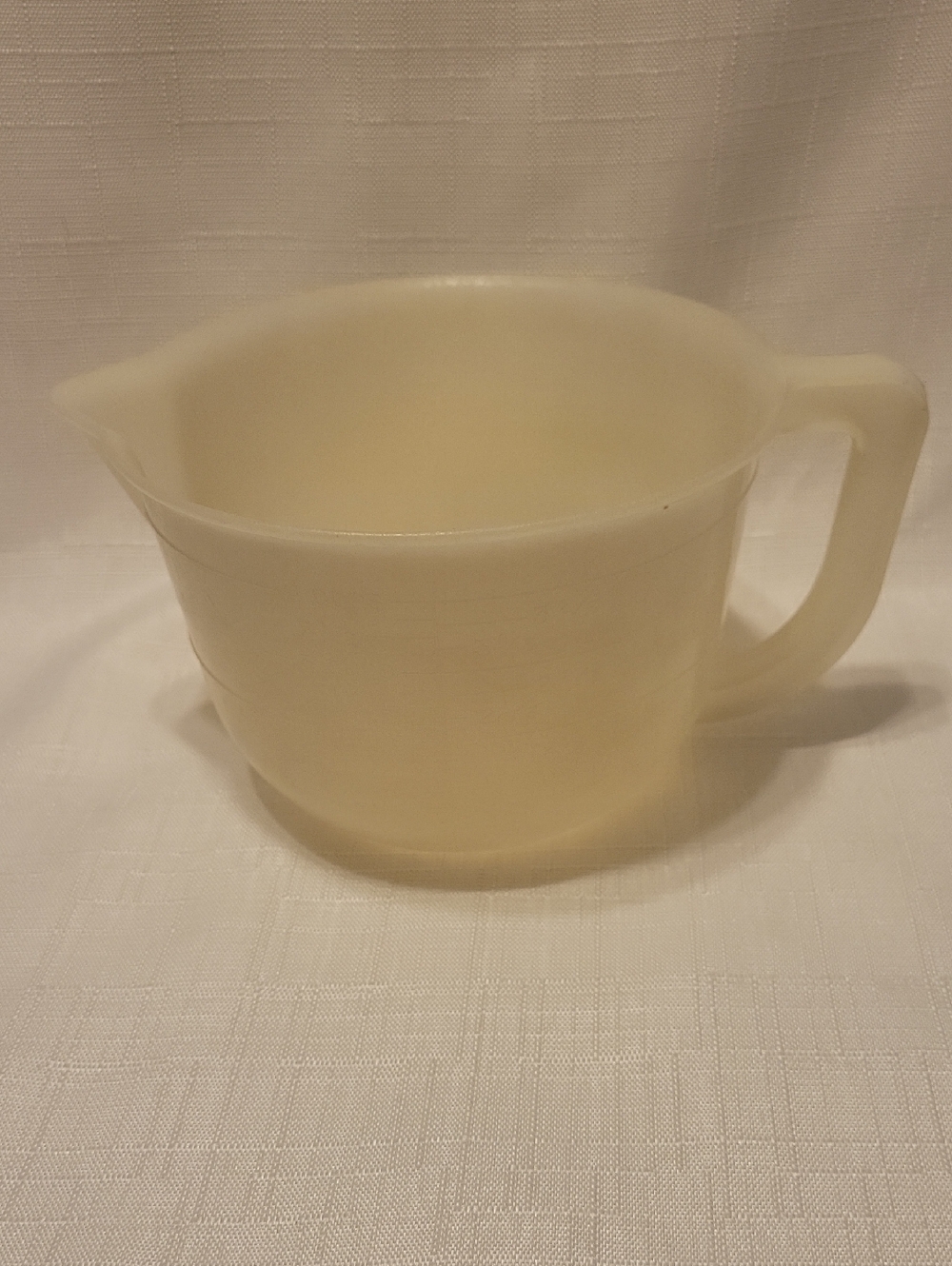 Vintage 4 Cup Cream Plastic Measuring Cup with Handle